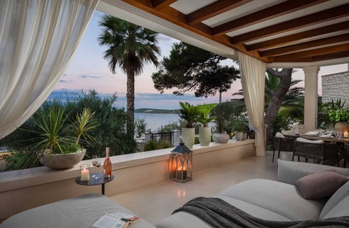 Slatine Villa | Beachside villa Heaven