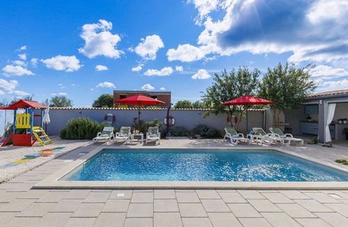 Loborika Apartment | Beautiful apartment for 6 people with private pool, WIFI, A/C, TV, terrace and pets allowed