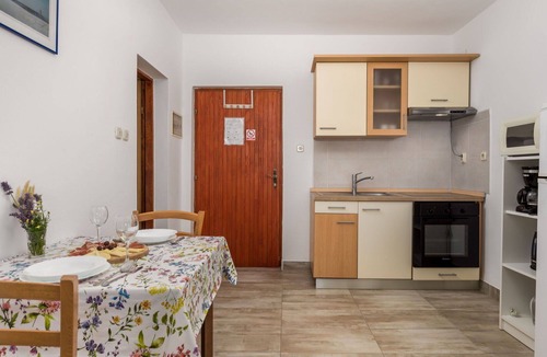 Vratarusa Apartment | Beautiful apartment for 2 guests with pool, A/C, WIFI, TV, terrace and pets allowed