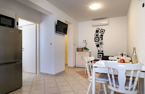 Rab Town Apartment | Beautiful apartment for 2 guests with A/C, WIFI, TV, terrace and pets allowed