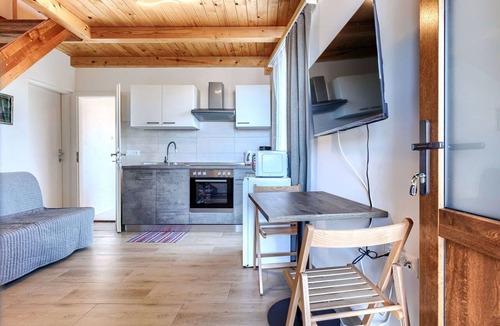 Lovrecica Apartment | Beautiful apartment for 2 guests with WIFI, A/C, TV and terrace
