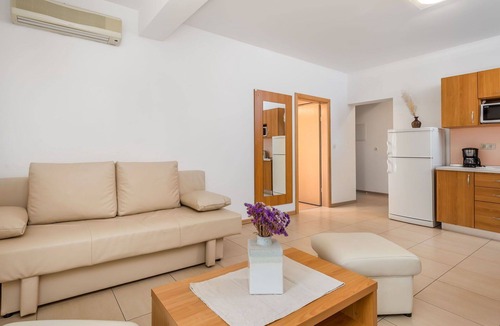 Rab Town Apartment | Beautiful apartment for 4 guests with A/C, WIFI, pool, TV and patio