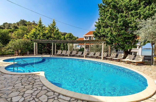 Rab Town Apartment | Beautiful apartment for 4 guests with A/C, WIFI, pool, TV and patio