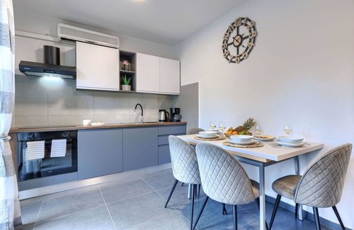 Presika Apartment | Beautiful apartment for 5 guests with A/C, pool, WIFI, TV and terrace