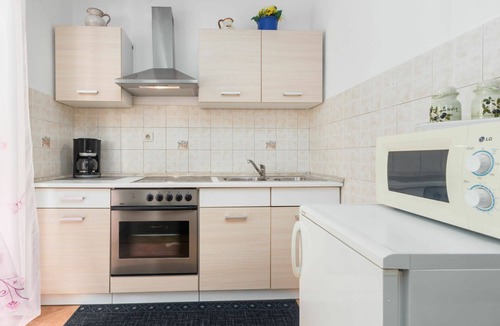 Vrznaveri Apartment | Beautiful apartment for 5 people with WIFI, pool, A/C, TV, terrace and pets allowed