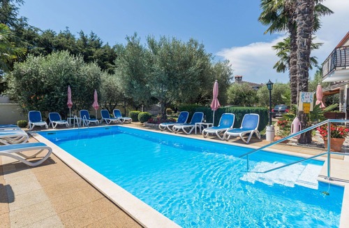 Vrznaveri Apartment | Beautiful apartment for 5 people with WIFI, pool, A/C, TV, terrace and pets allowed