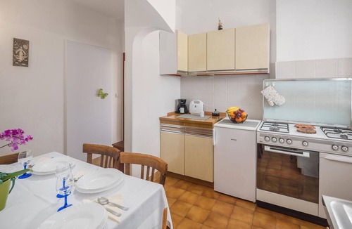 Lovrecica Apartment | Beautiful apartment in Lovrecica with WiFi