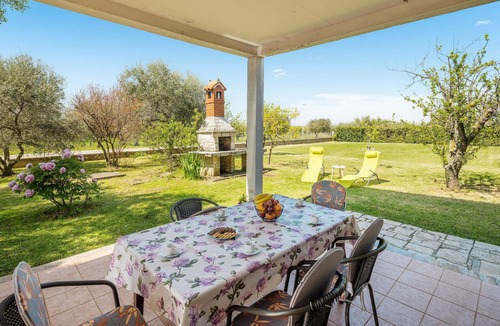 Lovrecica Apartment | Beautiful apartment in Lovrecica with WiFi