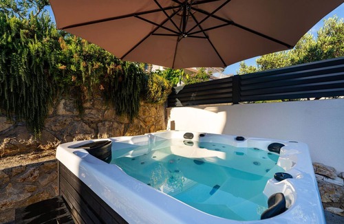 Maslenica House | Beautiful home in Maslenica with WiFi