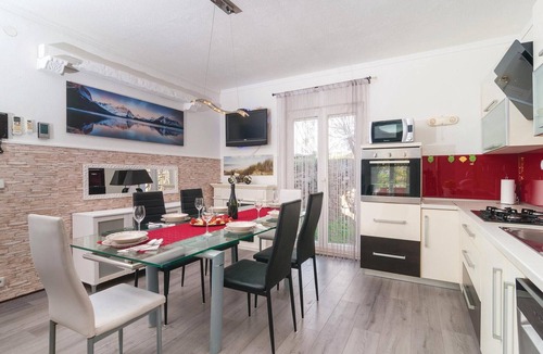 Srinjine House | Beautiful home in Srinjine with sauna