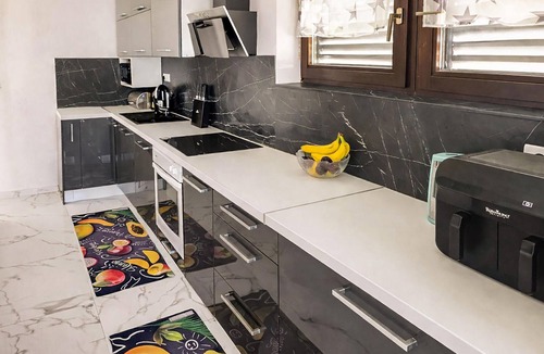 Sukosan House | Beautiful home in Sukosan with WiFi