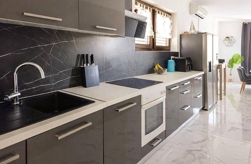 Sukosan House | Beautiful home in Sukosan with WiFi