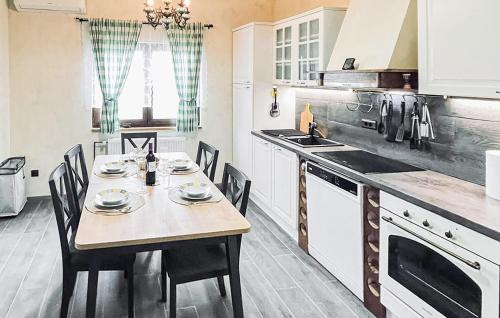 Cabar House | Beautiful Home In Trsce With Sauna
