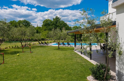 Zmijavci House | Beautiful home in Zmijavci with WiFi