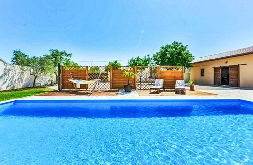 Benkovac House | Beautiful private villa for 12 guests with A/C, WIFI, private pool, TV, terrace and panoramic view