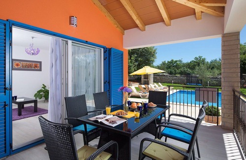 Trget House | Beautiful private villa for 8 guests with WIFI, private pool, A/C, TV, terrace and pets allowed