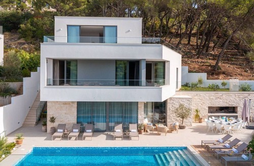 Splitska Villa | Beautiful private villa for 12 guests with A/C, private pool, WIFI, TV, terrace and pets allowed