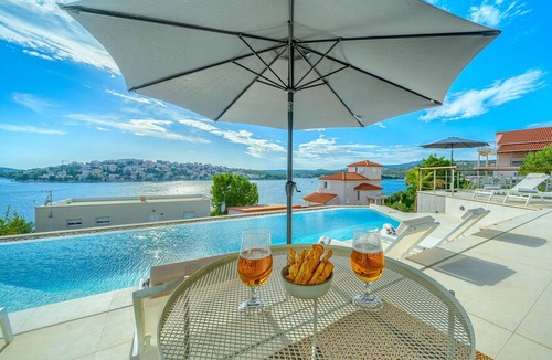Rogoznica Villa | Beautiful private villa for 10 people with WIFI, private pool, A/C, TV and terrace