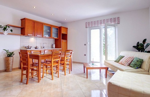 Brda Apartment | Beautiful Apartment in Vipolže with Swimming Pool