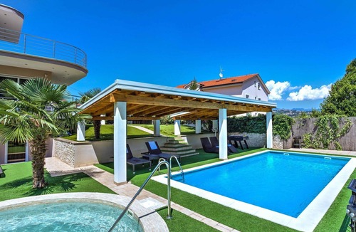 Pobri House | Beautiful villa for 10 guests with hot tub, A/C, WIFI, private pool, TV and patio