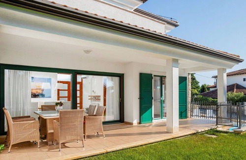 Basanija House | Beautiful villa for 8 guests with WIFI, A/C, private pool, TV and terrace