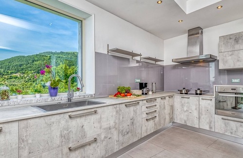 Golubici Villa | Beautiful Villa Over The Hilltop with a pool