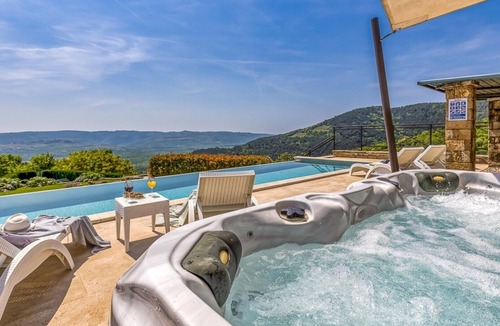 Golubici Villa | Beautiful Villa Over The Hilltop with a pool