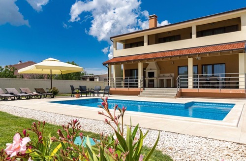 Jursici House | Beeindruckende Luxusvilla mit beheiztem Privatpool by Interhome