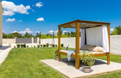 Jursici House | Beeindruckende Luxusvilla mit beheiztem Privatpool by Interhome
