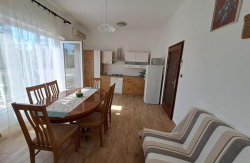 Sveti Vid-Miholjice Apartment | Bernarda