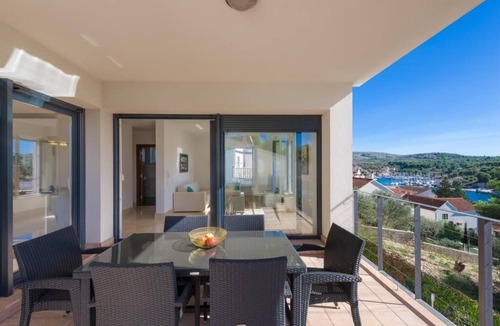 Cove Makarac (Milna) Apartment | Best island vacations