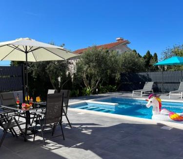 Kastel Kambelovac Apartment | Boutique Apartment in villa with pool 2