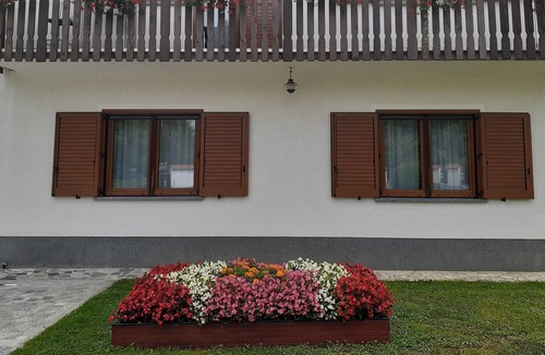 Dreznik Grad House | Casa Emanuela is located only 9 km from the national park, 6 from the caves of Barac
