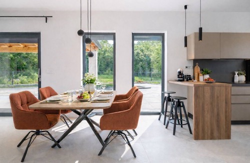 Tinjan Villa | Casa Vita – The Peaceful Istrian Retreat Modern holiday home for up to 4 guests with a private pool, set in a quiet and green environment near Poreč and Rovinj.