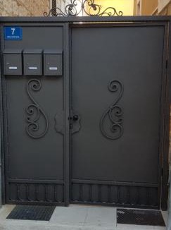 Split House | Central Old Town Rooms