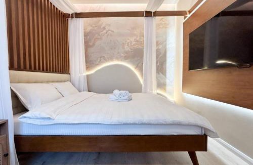Old Town Apartment | Central Sunrise Mad Luxury Residence- City Heart
