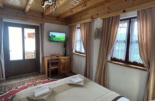 Mukinje Apartment | Charming 1-bedroom apartment with WiFi, AC in serene Jezerce