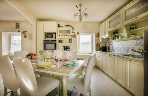 Vardica House | Charming 2-Bedroom Villa for 4 with Pool