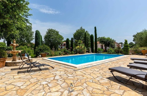 Jehnici Villa | Charming 3-Bedroom Villa Oasis with pool and large garden