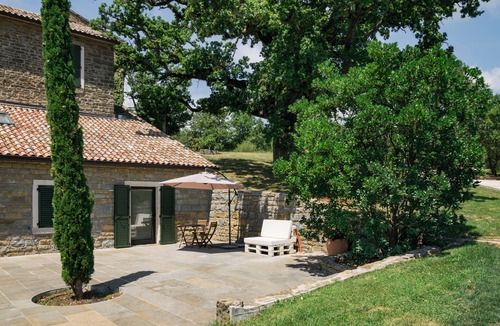 Marusici Apartment | Charming apartment in a beautiful garden under the shade of a centuries-old oak
