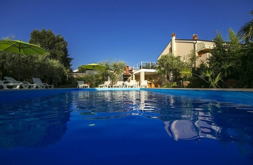 Mali Maj Apartment | Charming flat just 400 metres from the beach with large pool, private terrace, barbecue, sun loungers