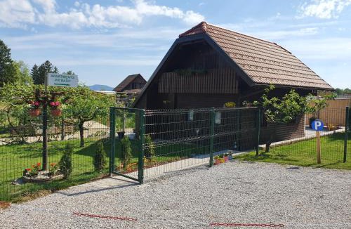 Ljubljana House | Charming tiny house "Pr Basc" in Ljubljana with cozy terrace and barbecue area