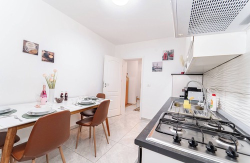 Giroc Apartment | Chic 1-bedroom apartment with AC, WiFi in cool Giroc Apartament Sophia