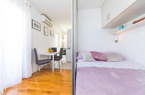 Znjan Apartment | Close to Znjan beach spacious studio with balcony