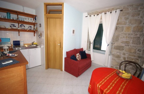 Vis Apartment | Coastal apartment in Vis near sea