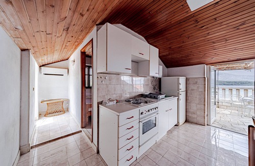 Lumbarda Apartment | Comfortable and spacious apartment near beach Lumbarda, Korčula (A-21290-a)