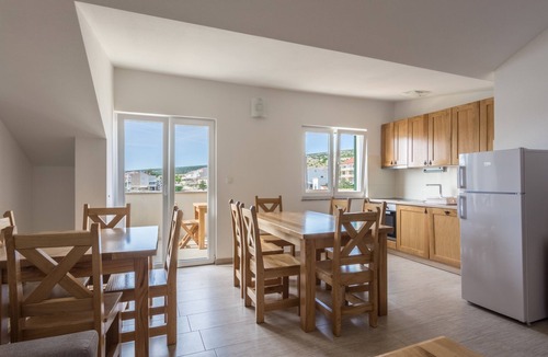 Simuni Apartment | Comfortable and spacious apartment with terrace and sea view Šimuni, Pag (A-18386-c)