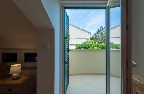 Simuni Apartment | Comfortable and spacious apartment with terrace and sea view Šimuni, Pag (A-18386-c)