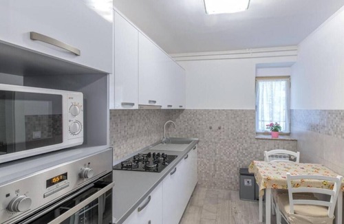 Murine Apartment | Comfortable Apartment in Umag With Parking Space