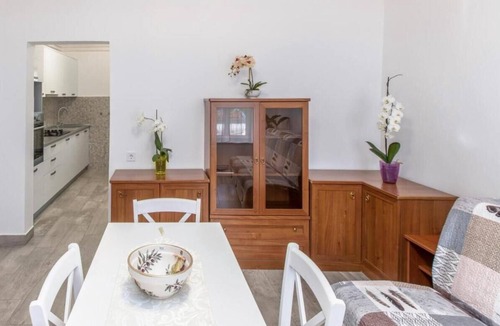 Murine Apartment | Comfortable Apartment in Umag With Parking Space